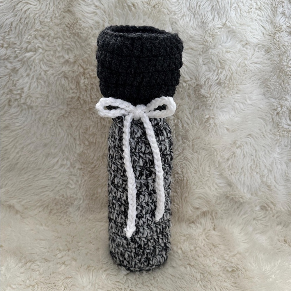 Crochet Wine Bag | Drink Bag | Handmade | Yarn Tie | Black & White Marble